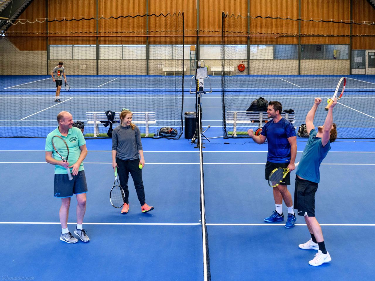 01058Binnentennis